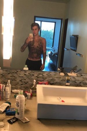 Justin Bieber prahlt mit seinem neuen Torso Tattoo auf Instagram