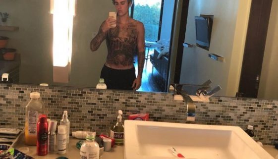 Justin Bieber prahlt mit seinem neuen Torso Tattoo auf Instagram