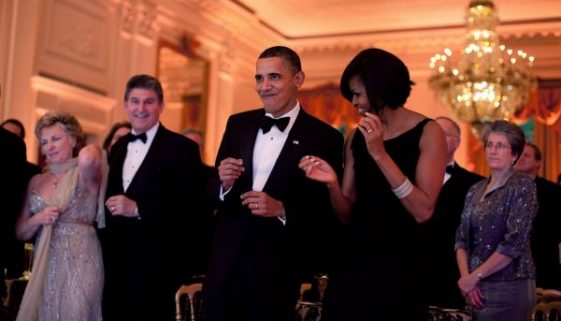 Die Obamas wurden gesehen als sie beim Beyoncé und Jay-Z Konzert tanzten