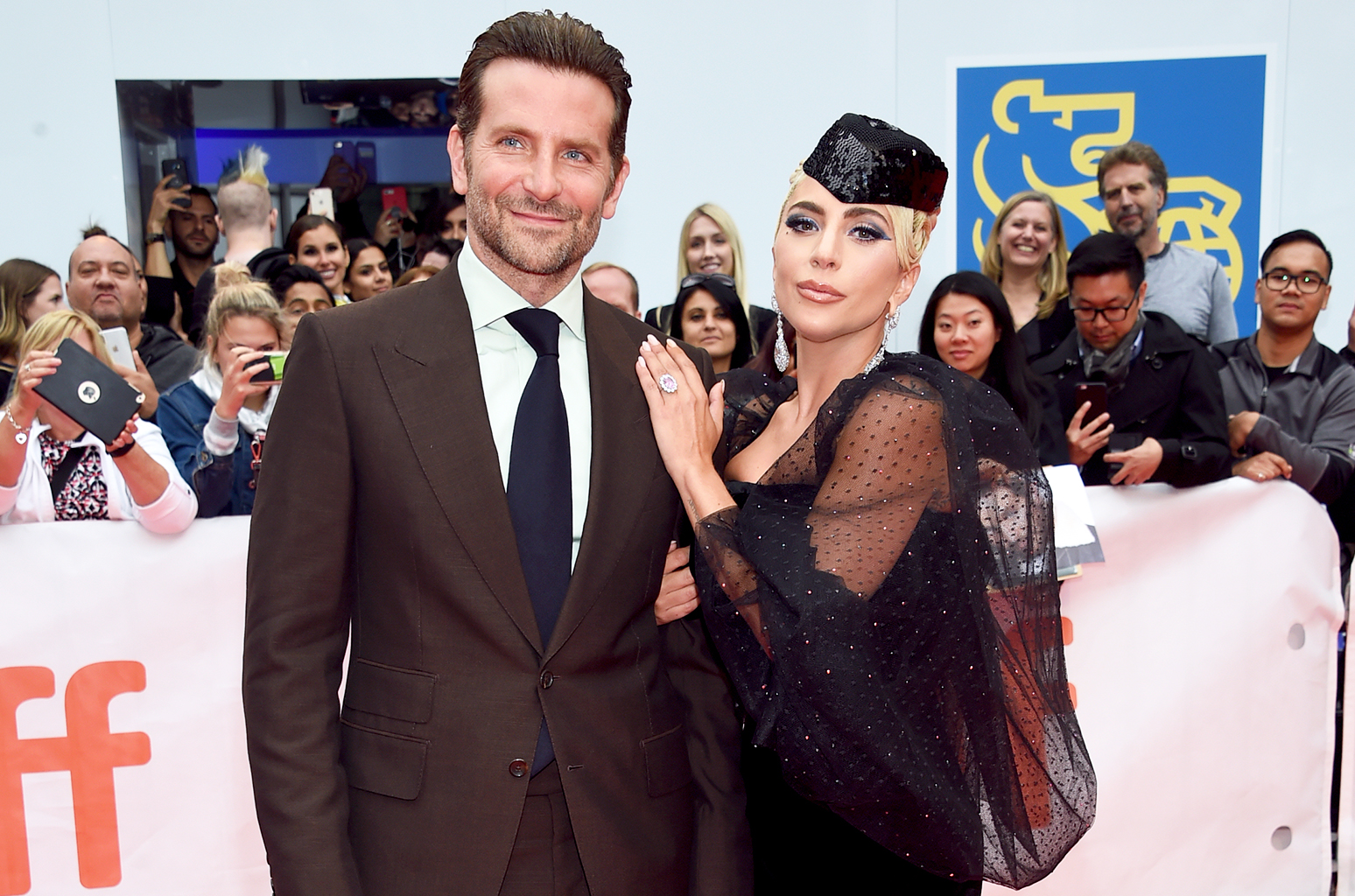 Lady Gaga spricht von einer “unmittelbaren Verbindung” mit Bradley Cooper und lobt sein Singen