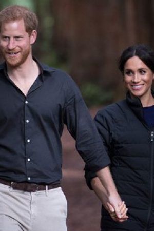 Prinz Harry nahm das süßeste Foto von Meghan Markle auf, wie sie ihren Babybauch wiegt