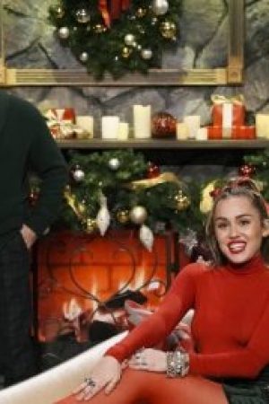 Miley Cyrus singt ihre eigene Version von „Santa Baby“