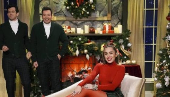 Miley Cyrus singt ihre eigene Version von „Santa Baby“