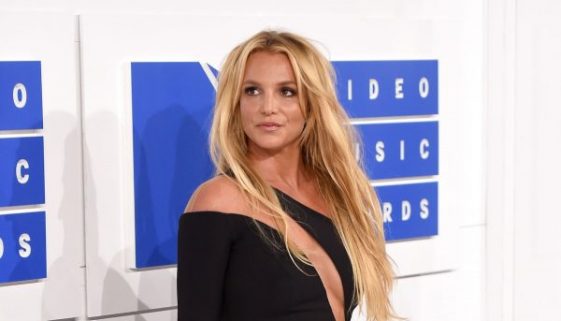 Britney Spears hat sich selbst in eine psychiatrische Klinik eingewiesen, während ihr Vater um seine Gesundheit kämpft