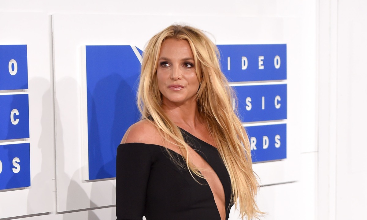 Britney Spears hat sich selbst in eine psychiatrische Klinik eingewiesen, während ihr Vater um seine Gesundheit kämpft