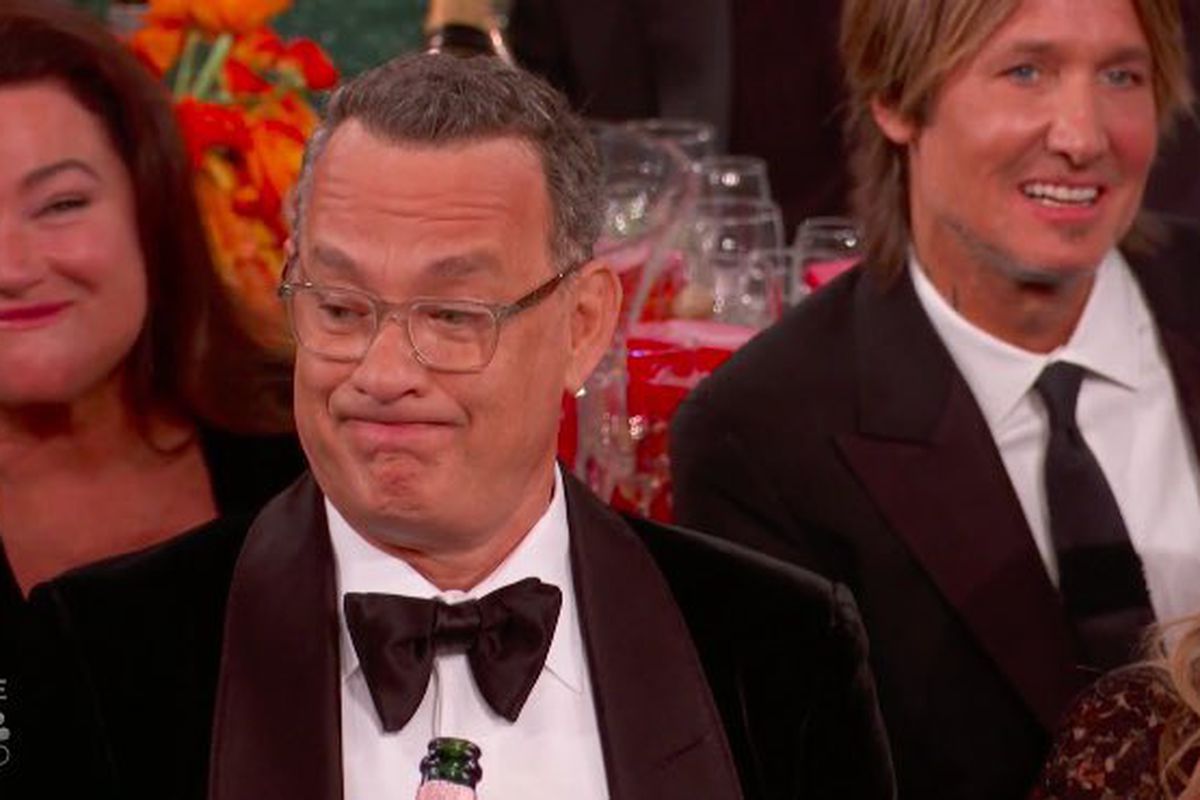 Tom Hanks gefiel Ricky Gervais' Golden Globes Eröffnungsmonolog nicht. Außerdem, sehen Sie die vollständige Liste der Gewinner.